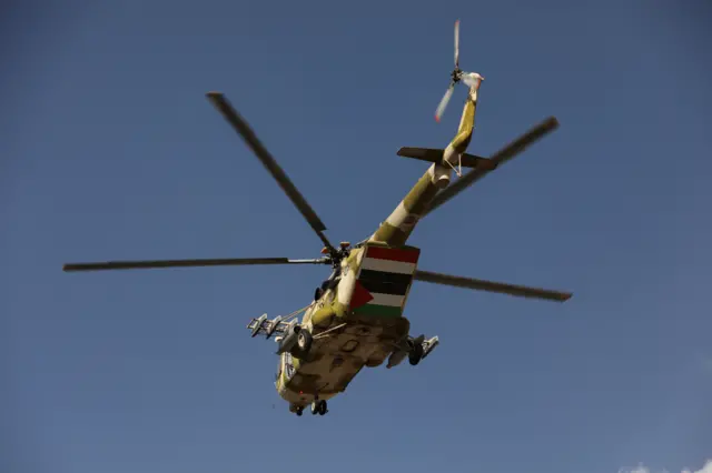 طائرة يمنية في سماء صنعاء