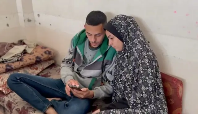 قرر العروسان، ماجد وسارة، إتمام زفافهما دون احتفال وسط عدد من النازحين في مخيم.