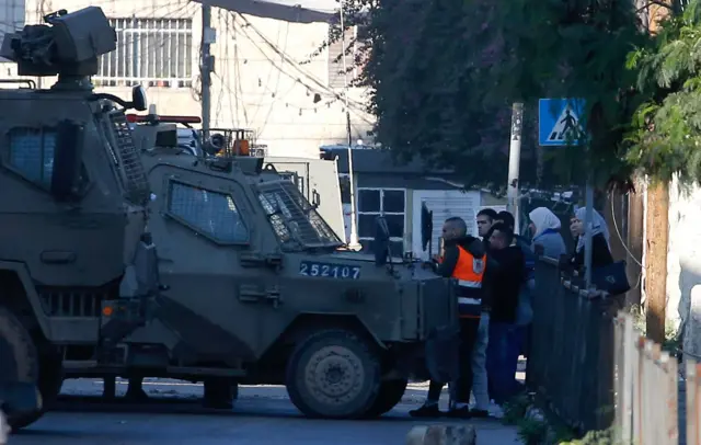 فلسطينيون يحاولون الوصول إلى مستشفى جنين وسط عرقلة القوات الإسرائيلية لهم