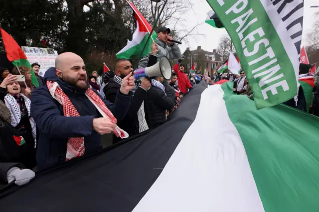 تجمع هواداران فلسطینیان در مقابل دادگاه لاهه