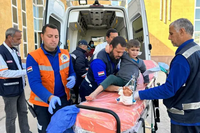 طفل جريح أمام مستشفى في غزة
