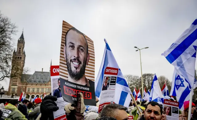 مظاهرات مؤيدة لإسرائيل في لاهاي بشأن قضية رفعتها جنوب أفريقيا تتهم فيها إسرائيل بارتكاب جريمة "إبادة جماعية"