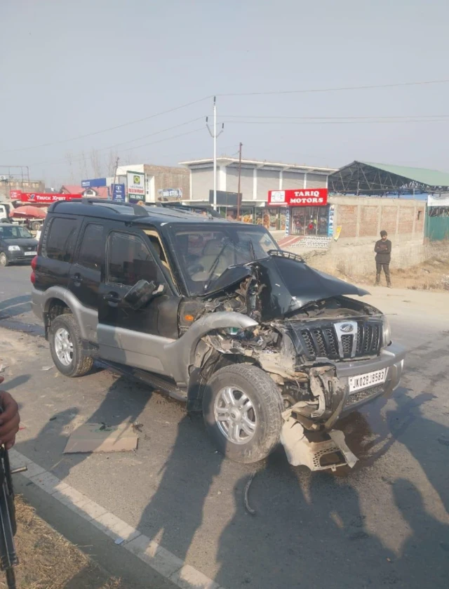 पीडीपी प्रमुख महबूबा मुफ़्ती की कार दुर्घटनाग्रस्त