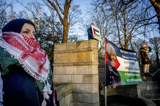 مظاهرات مؤيدة للفلسطنيين في لاهاي بشأن قضية رفعتها جنوب أفريقيا تتهم فيها إسرائيل بارتكاب جريمة "إبادة جماعية"