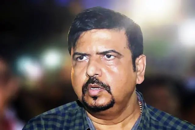 सुजित बसु कोलकाता की सबसे आकर्षक और महंगी दुर्गापूजा का आयोजन करने वाले श्रीभूमि स्पोर्टिंग क्लब के अध्यक्ष भी हैं