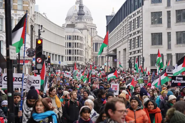 متظاهرون خلال المسيرة الوطنية من أجل فلسطين في وسط لندن.