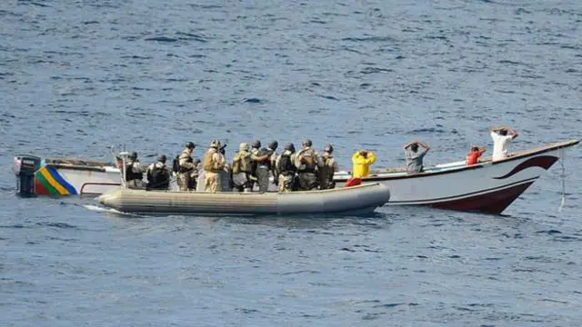 SEALs osoo bidiruu meeshaa waraanaa ofirraa qabu qolachuuf jedhanii galaanatti dhidhiman