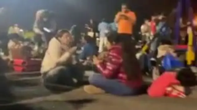 रनवे पर बैठकर यात्रियों ने खाना खाया