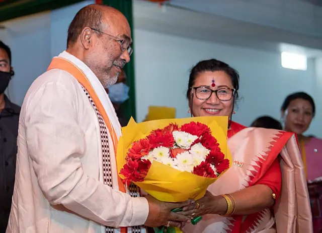 बीजेपी की प्रदेश अध्यक्ष ए शारदा देवी और राज्य के मुख्यमंत्री एन वीरेन सिंह.