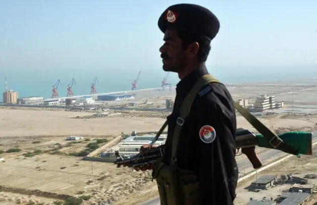 یک مامور نظامی در حال نگهبانی در بندر ساخته شده توسط چین در نزدیکی شهر ساحلی گوادر در بلوچستان پاکستان