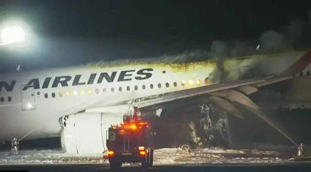 రన్ వేపై కాలిపోతున్న విమానం