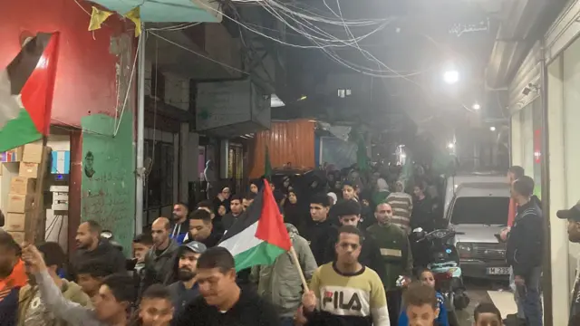 تظاهرة داخل أحد المخميات الفلسطينية في لبنان