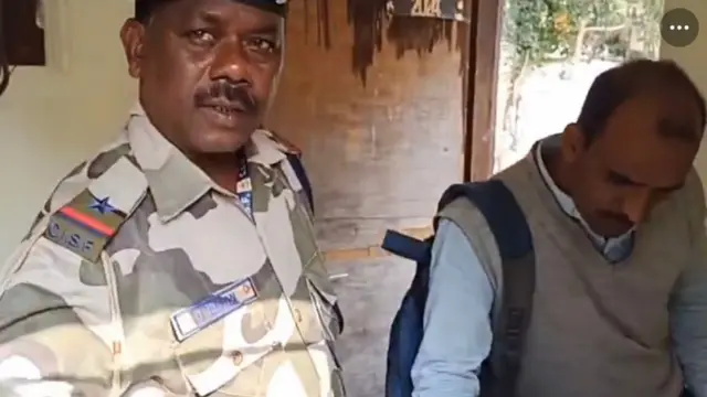 ईडी दफ़्तर में चिट्ठी सौंपने की औपचारिकता पूरी करते मुख्यमंत्री कार्यालय के कर्मचारी.