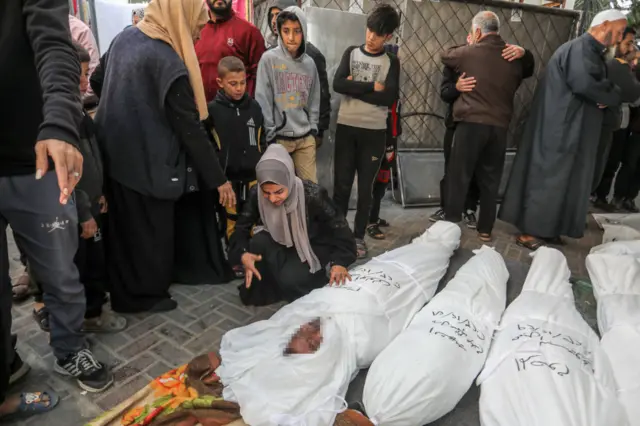 جثامين ضحايا الهجمات الإسرائيلية ملقاة في مشرحة مستشفى يوسف النجار في رفح جنوبي قطاع غزة