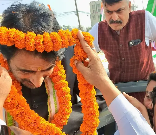 रांची एयरपोर्ट पर गुलाम अहमद मीर के साथ कांग्रेस के झारखंड अध्यक्ष राजेश ठाकुर.