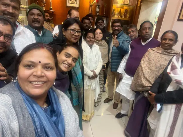 पूछताछ के बाद विधायकों के साथ मुख्यमंत्री.