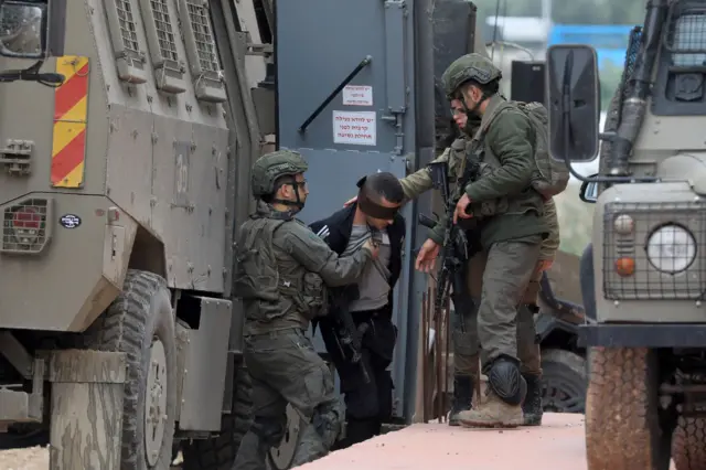 مؤسسات الأسرى تبلغ عن اعتقال القوات الإسرائيلية أكثر من 6170 فلسطيني من الضفة منذ بدء حرب غزة