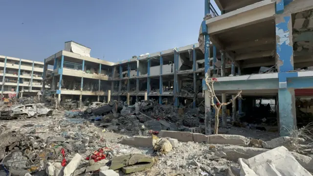 نمایی از مدرسه فلسطینی تخریب شده سازمان ملل پس از حملات اسرائیل به اردوگاه جبالیا در شمال غزه؛ هزاران نفر در این مدرسه که اکنون متروکه است پناه گرفته بودند