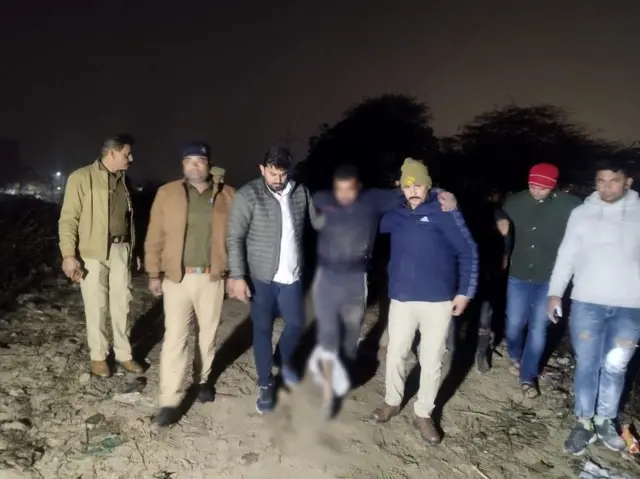 नोएडा पुलिस का दावा है कि अभियुक्तों ने भागने के कोशिश की और इस दौरान पुलिस के साथ उनका एनकाउंटर हुआ