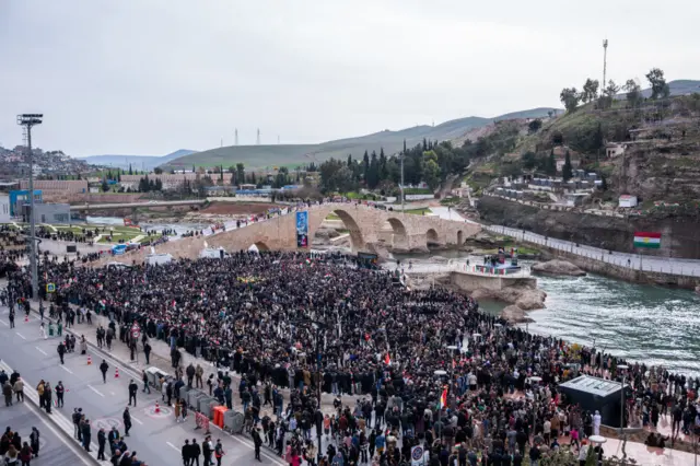 دیروز (یکشنبه) در شهر اربیل عراق تجمع بزرگی در اعتراض به حمله موشکی اخیر ایران برگزار شد