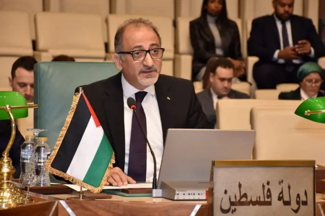 مندوب فلسطين لدى الجامعة العربية مهند العكلوك خلال اجتماع طارئ حول غزة في مقر المنظمة بالقاهرة في 22 يناير/كانون الثاني 2024.
