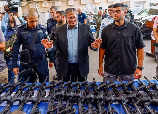 وزير الأمن القومي الإسرائيلي إيتمار بن غفير يتفقد بنادق هجومية أوتوماتيكية M5 يتم تسليمها للمتطوعين وأعضاء فرقة أمنية، خلال تدشين الفرقة في مدينة عسقلان الجنوبية