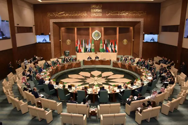 سفراء جامعة الدول العربية يشاركون في اجتماع طارئ بشأن غزة في مقر المنظمة بالقاهرة في 22 يناير/كانون الثاني 2024.