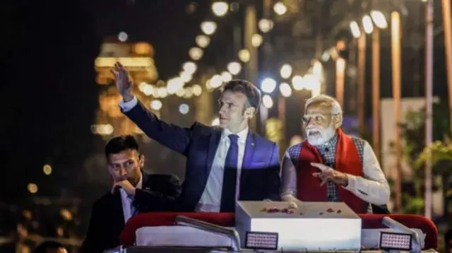 మేక్రాన్‌తో కలిసి ప్రధాని రోడ్ షో