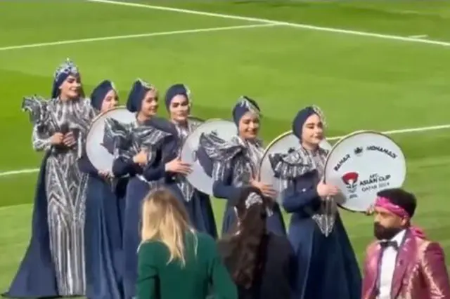 گروه زنان با نواختن دف ترانه محلی دخت شیرازی را در داخل استادیوم اجرا کردند