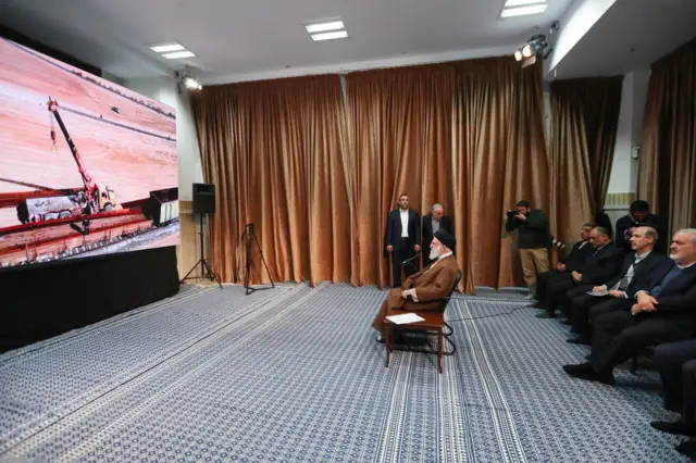 رهبر جمهوری اسلامی ایران در حال بازدید از نمایشگاه که در بیت رهبری برگزار شده است