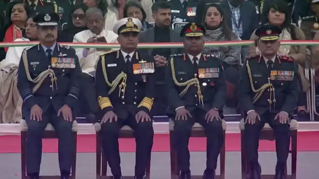 सेना के तीनों अंगों के प्रमुख और चीफ ऑफ डिफेंस स्टाफ जनरल अनिल चैहान भी विजय चैक पर मौजूद थे.