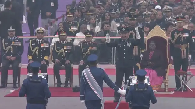 राष्ट्रपति भवन और संसद भवन के पास स्थित विजय चौक पर सेना के तीनों अंगों के बैंड ने रविवार को ‘बीटिंग रिट्रीट’ सेरेमनी में भाग लिया.