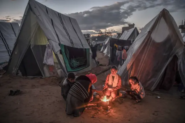 معاناة النازحين من البرد في غزة