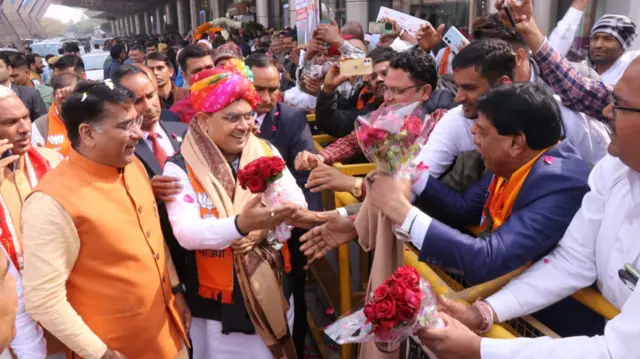 दिल्ली में हुए समझौते के बाद सोमवार को जयपुर पहुंचे सीएम भजन लाल का एयरपोर्ट पर स्वागत करते समर्थक.