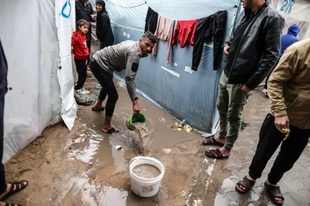 معاناة النازحين من البرد في غزة