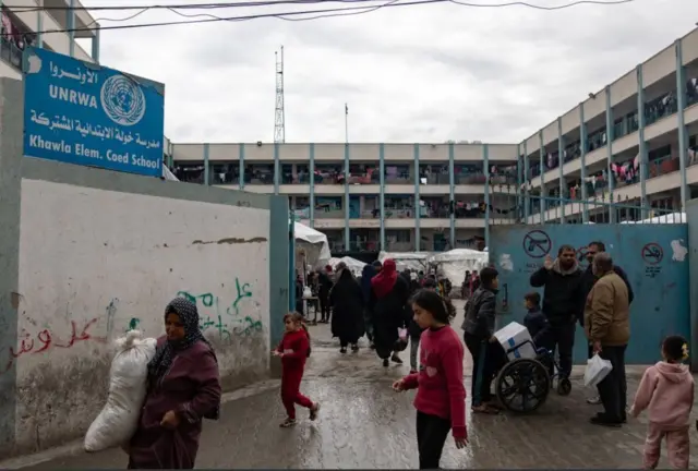 فلسطينيون نازحون في مدرسة تابعة لأونروا في جنوب غزة