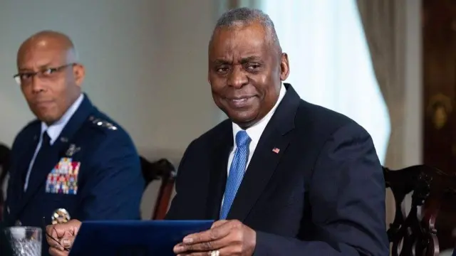 Liyood Ostiin addatti hogganaa NATO Jiinsi Istotelbergi waliin addatti haasa'anii turan