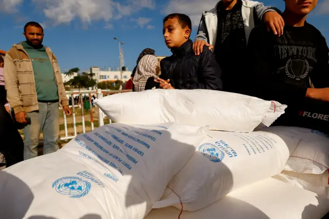 فلسطينيون يتلقون مساعدات في مدينة رفح من الأونروا