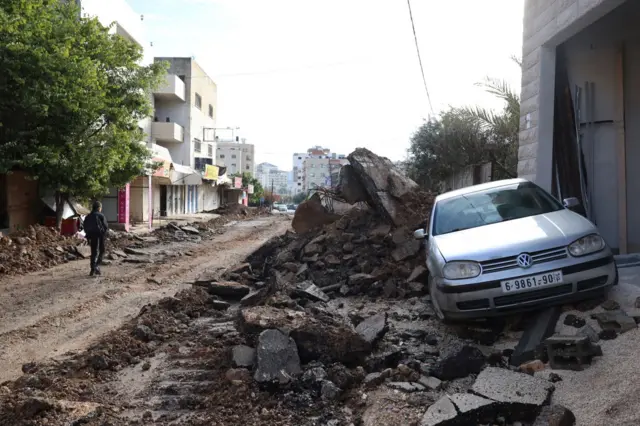 الجيش الإسرائيلي يواصل حملة الاقتحامات في أنحاء الضفة الغربية ويشتبك مع مسلحين وسقوط قتيل