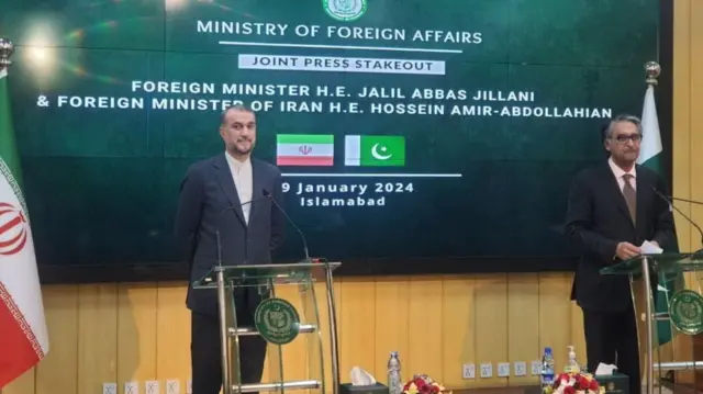 وزرای خارجه پاکستان و ایران در اسلام‌آباد یک کنفرانس خبری مشترک برگزار کردند