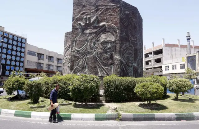 تمثال يحمل صورة الخميني