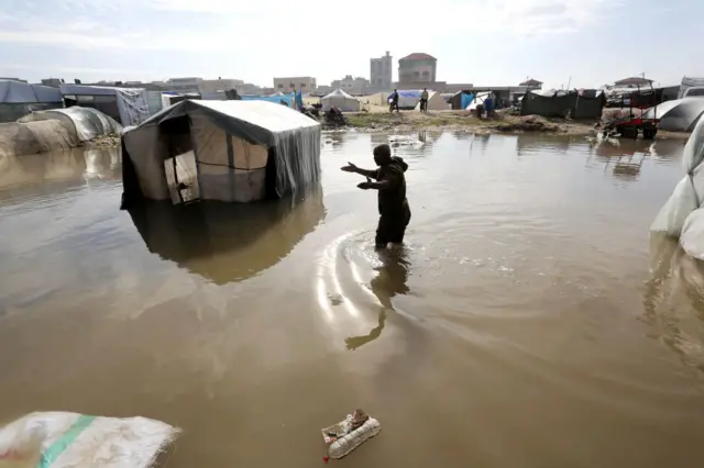 معاناة النازحين من البرد في غزة
