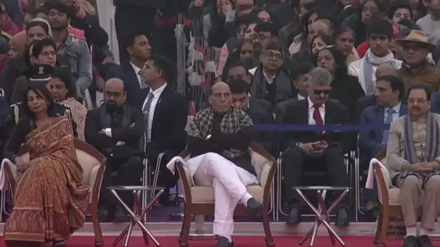 रक्षा मंत्री राजनाथ सिंह और रक्षा राज्य मंत्री अजय भट्ट भी वहां मौजूद थे.