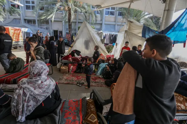 نازحون فلسطينيون في محيط المستشفى الأوروبي في خان يونس جنوبي قطاع غزة
