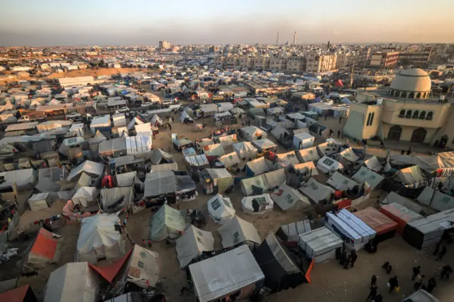 أدت العمليات العسكرية الإسرائيلية الشرسة في غزة إلى تهجير مئات آلاف الفلسطينيين من شمال القطاع ليعيشوا حياة بالغة الصعوبة في خيام بمنطقة رفح قرب الحدود المصرية، وسط مخاوف من إجبارهم إلى النزوح إلى سيناء المصرية المجاورة.