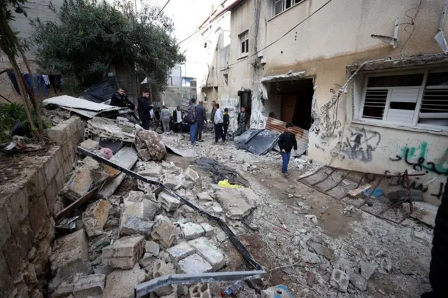 دأبت قوات الاحتلال الإسرائيلي اقتحام مخيم نور شمس. وكانت قد قتلت 6 فلسطينيين في المخيم في هجوم بطائرات مسيرة يوم 17 من الشهر الماضي.