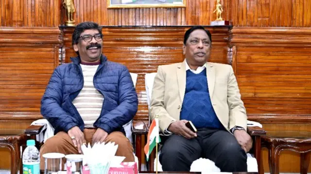 मुख्यमंत्री हेमंत सोरेन (नीली जैकेट में)