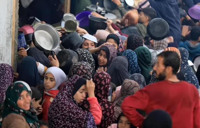 فلسطينيون يصطفون للحصول على طعام يعده متطوعون في رفح للعائلات النازحة من شمال ووسط قطاع غزة