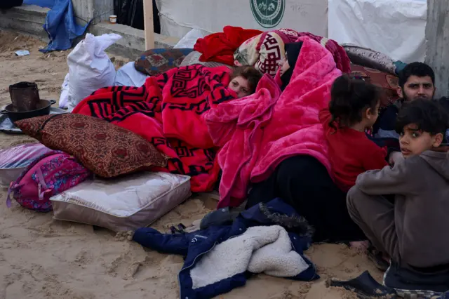 مشهد لأطفال نازحين مع والدتهم في غزة