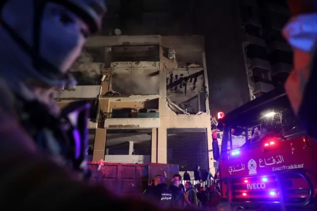 الهجوم الجوي استهدف شقة في مبنى سكني بضاحية بيروت الجنوبية، معقل حزب الله، الذي توعد بالرد على اغتيال العاروري واثنين من قادة كتائب حماس العسكريين.